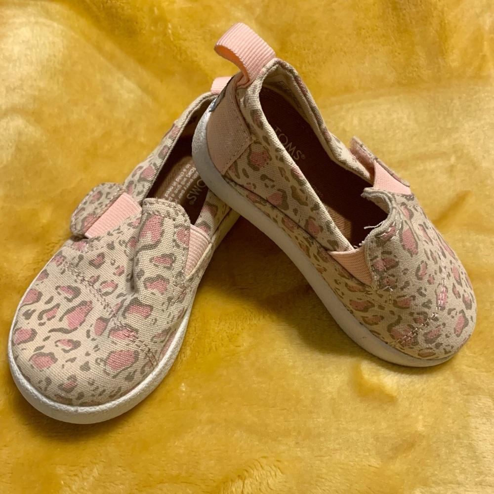 TOMS Animal Print T6